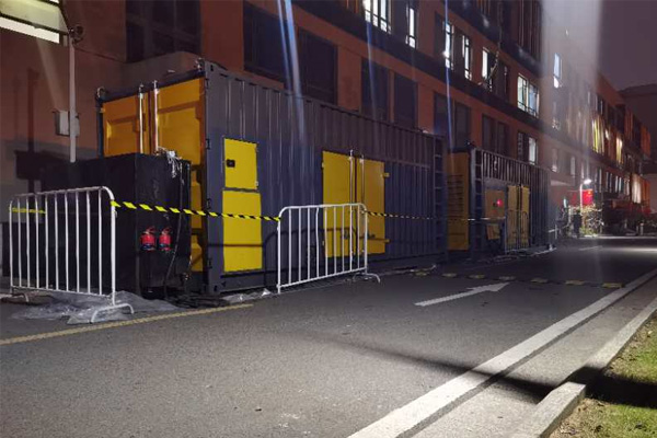 昆玉柴油发电机组的输出电压是如何调节的？