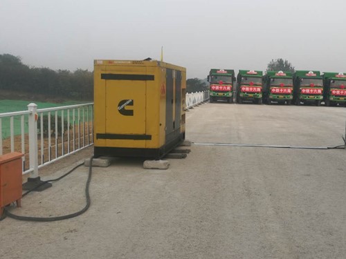 昆玉电力系统的稳定性和设备兼容性如何影响发电机组的频率规格？