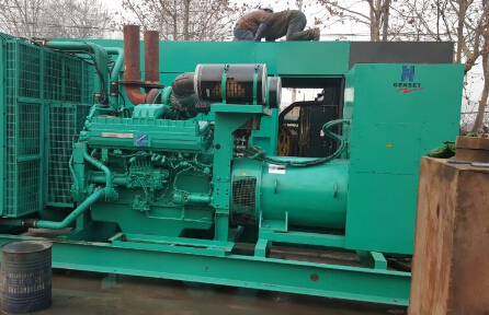 昆玉发电机组如何判断水冷式机油散热器内部是否需要清洗？